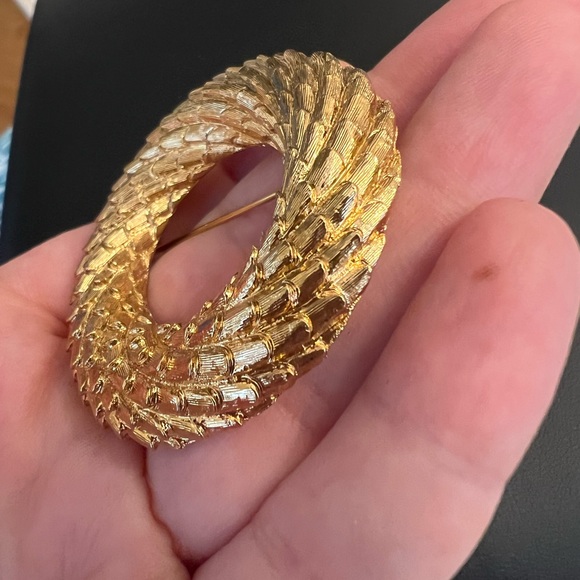 Vintage Brooch Monet Wreath Textured Circle Leaf Bark Overlapping Gold tone - Picture 10 of 12